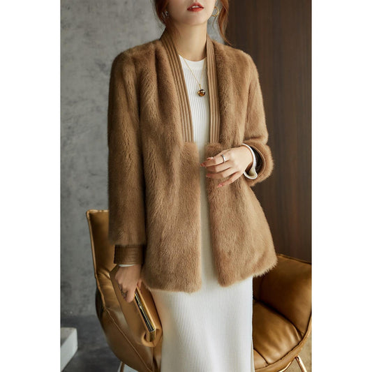 Elegante abrigo de visón de color liso con escote en V y manga larga.